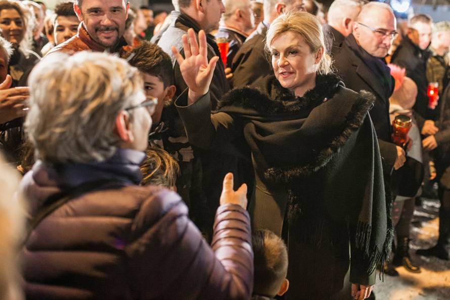 Na molitvu u dvorište bolnice u Vukovaru došla i predsjednica