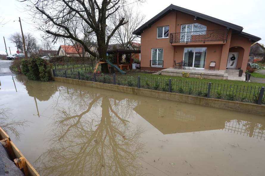 Poplavljeno je karlovačko naselje Brodarci, box barijere nisu izdržale