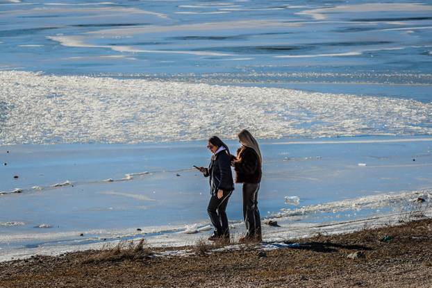 Park prirode Blidinje i zaleđeno jezero tijekom sunčanog zimskog dana