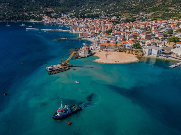 Izgradnju ribarske luke u Komiži prati mnoštvo optužbi za devastaciju okoliša zbog nekontroliranog nasipavanja