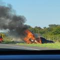 VIDEO Na A1 kod Lučkog izgorio auto kojeg je prevozila vučna služba: Vatrogasci ugasili požar