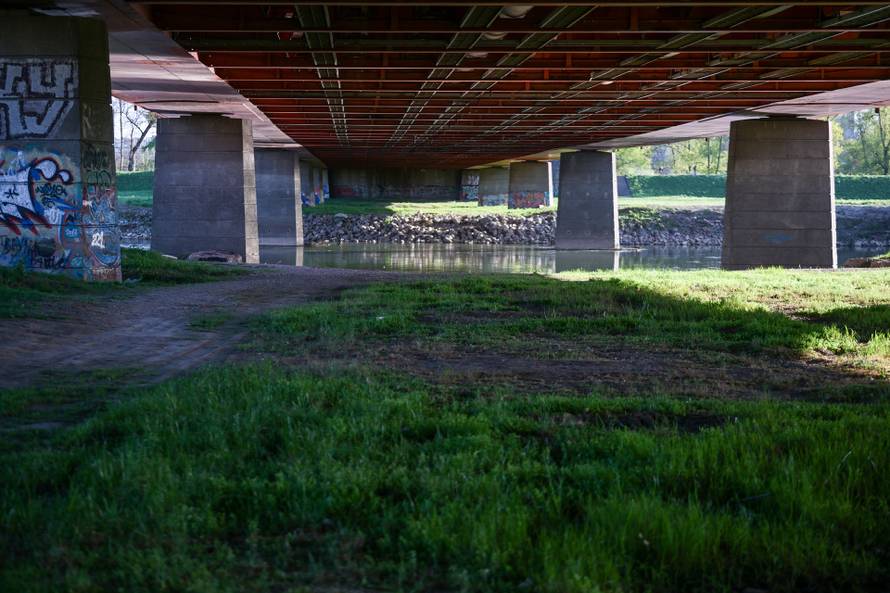 Zagreb: Maloljetnici u koritu Save pronašli lubanju u vrećici s kamenom