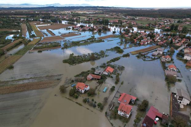 Pogled iz zraka na poplavljeno mjesto  Brodarci kod Karlovca 
