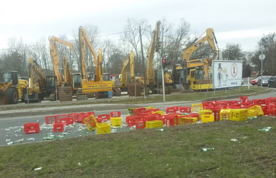 Staklena Slavonska avenija: Iz kamiona na cestu ispale gajbe