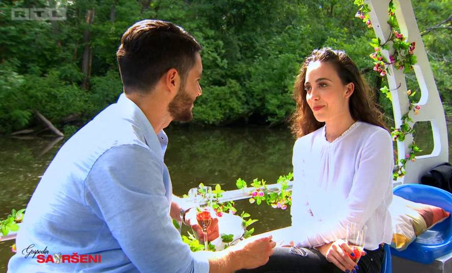 Savršeni zaveo Amru na spoju i strasno je poljubio, pa predložio akciju: Hoćemo do mene doma?