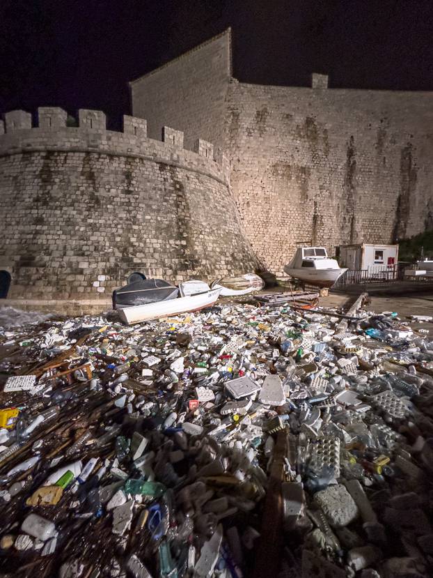 Dubrovnik: Velike količine smeća i plastike nanesene su jakim jugom u staru luku