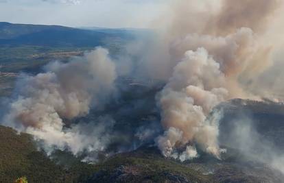 VIDEO Požar danima 'guta' Dinaru: 'Situacija nije dobra, riječ je o velikoj vatrenoj liniji'