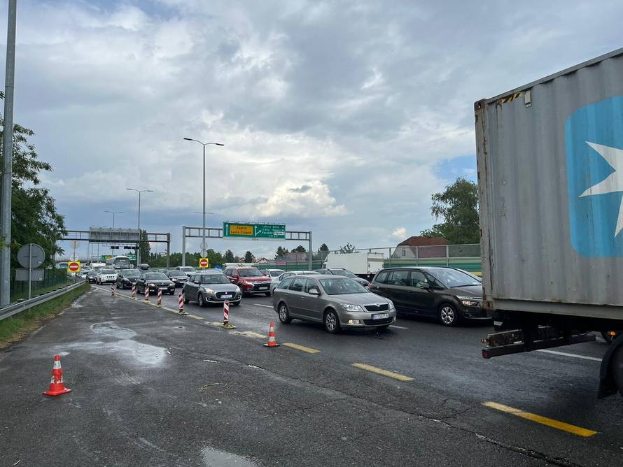 VIDEO Stvorila se veća gužva na Lučkom: Kolona vozila duga je oko 1 kilometar prema moru