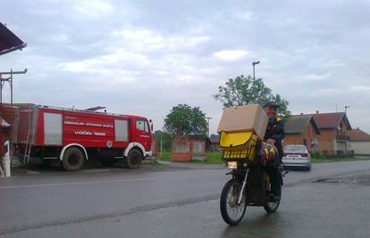 Natovarili poštara: Po kiši na motociklu 8 km vozio kutiju 