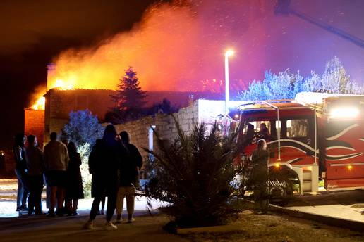 Drama na Čiovu: Vatrogasci lokalizirali požar samostana, krov izgorio, spasili svećenika