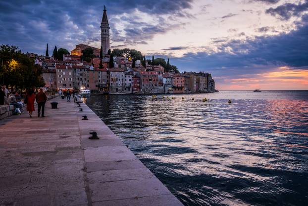 Gradske fotografije u sumrak grada Rovinja