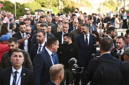 FOTO Zelenski s Plenkovićem u šetnji po Stradunu. Gužva kao usred ljeta i jako osiguranje