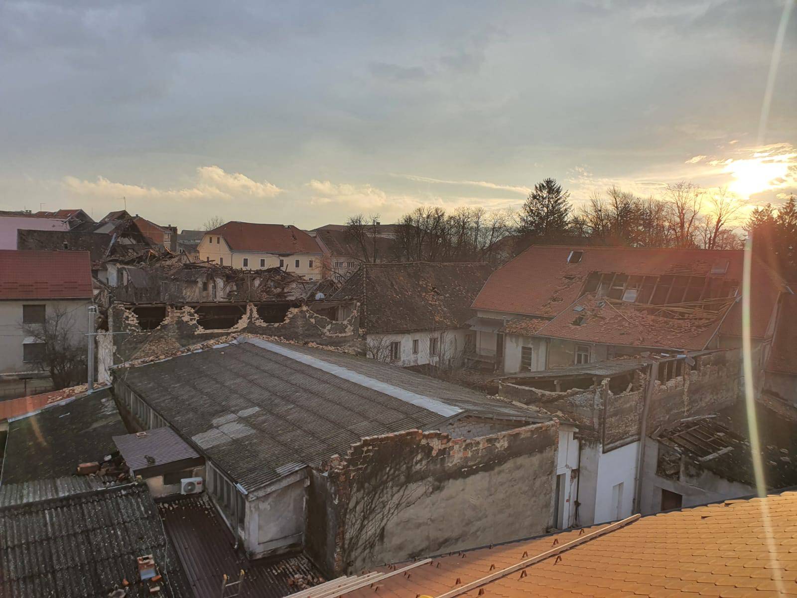 Tri lovca, dva bajkera i prijatelj iz sela: 'Rušim dimnjak - drma, spuštam se - drma. Dosta više'