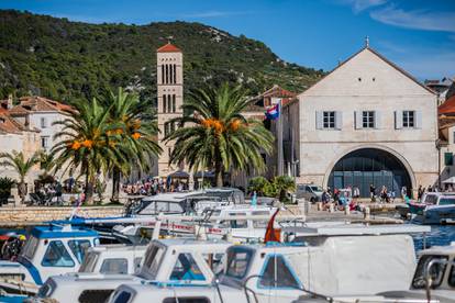 FOTO Turisti uživaju na Hvaru: Ljeto se tu nije do kraja predalo