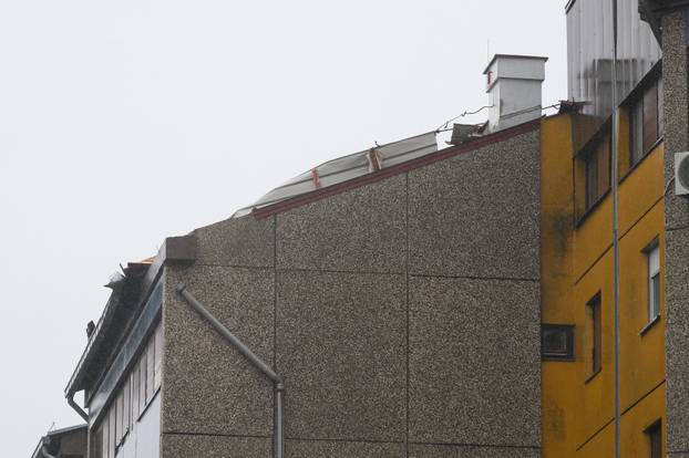 Zagreb: Olujni vjetar poharao Špansko, dignuti krovovi i isčupana stabla 