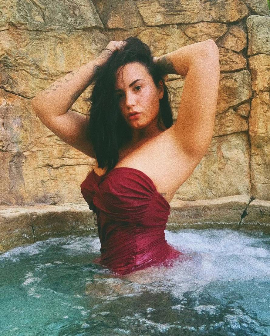 Demi Lovato je pokazala nove grudi: 'Narasle su mi od hrane'