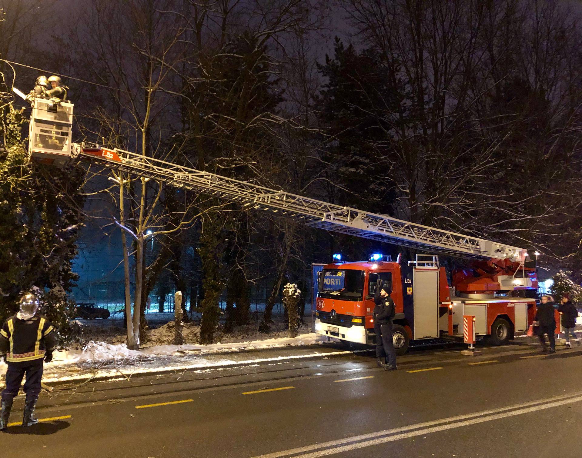 Zastoj u Maksimirskoj:  Stablo se nagnulo, tramvaji nisu vozili