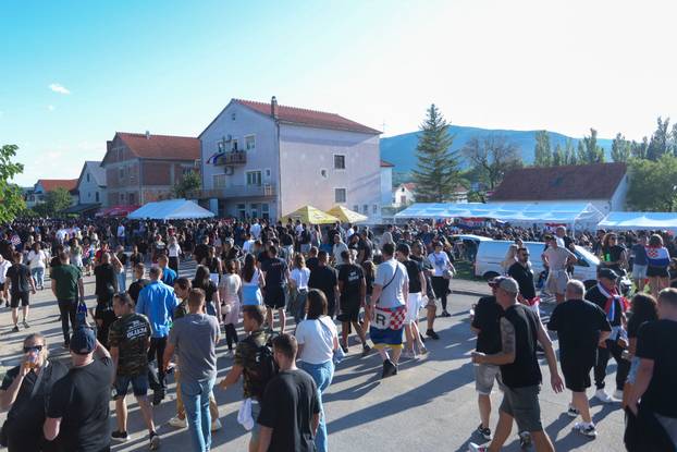 Sinj: Posjetitelji dolaze na hipodrom uoči početka Thompsonovog koncerta