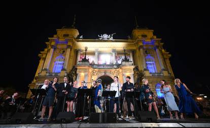 Zagreb: Koncert "Vraćam se Zagrebe tebi" ispred Hrvatskoga narodnog kazališta