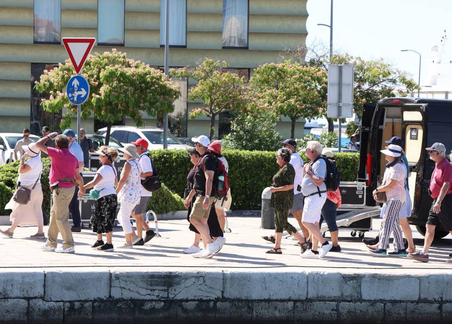 Turisti sa kruzera Viking sea razgledavaju Šibenik