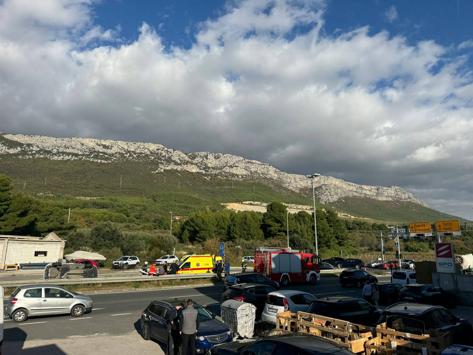 FOTO Auto u nesreći kod Kaštel Sućurca završio na boku: 'Jedan vozač ozlijeđen, staklo posuvda'