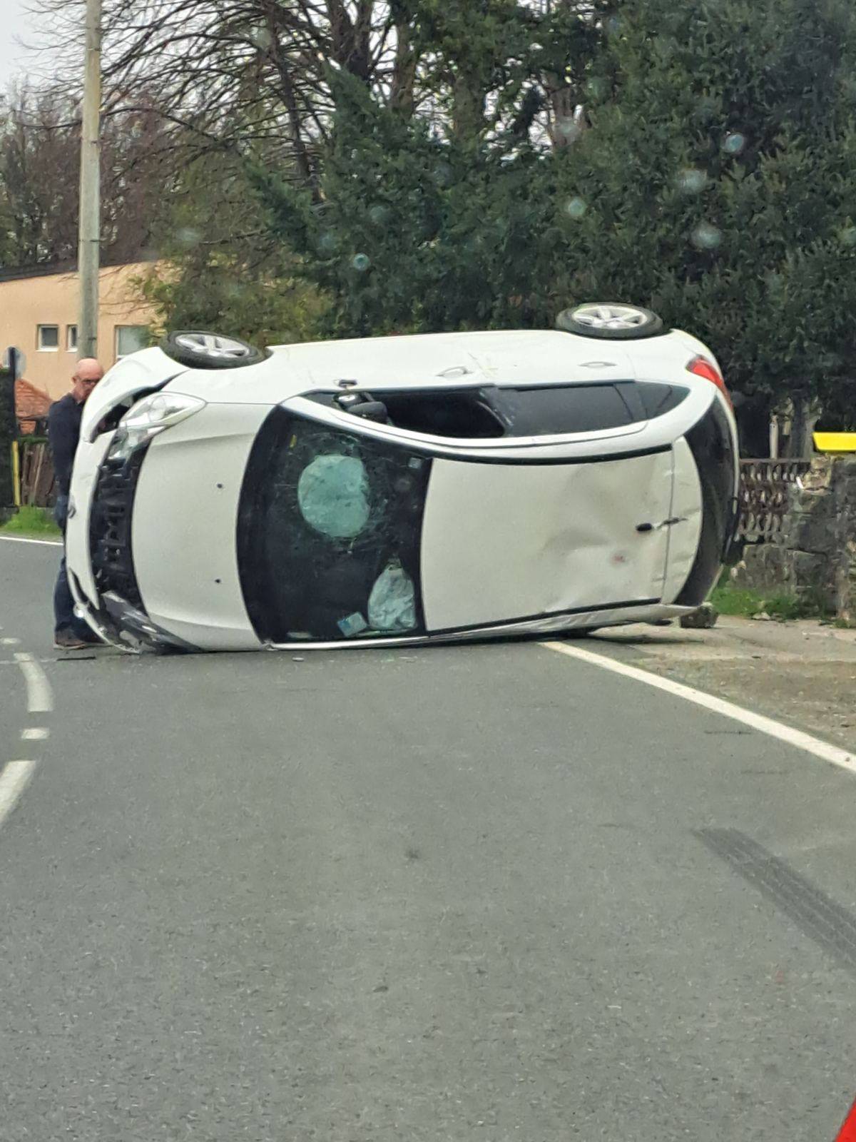 FOTO Auto se prevrnuo na krov i zaustavio na kolniku, a vozačica (51) srećom prošla bez ozljeda