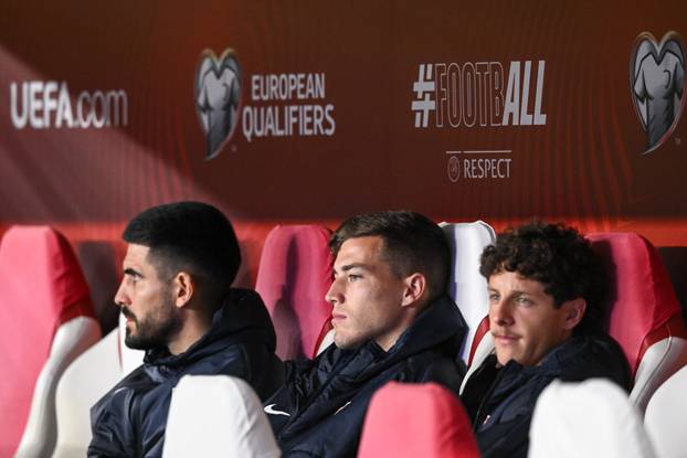 Zagrijavanje nogometa&scaron;a uo&ccaron;i po&ccaron;etka utakmice &Ccaron;e&scaron;ke i Hrvatske u kvalifikacijama za FIFA Svjetsko prvenstvo