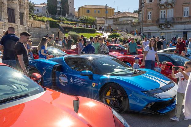 Pula: Ferrari vozila ispred pulske Arene