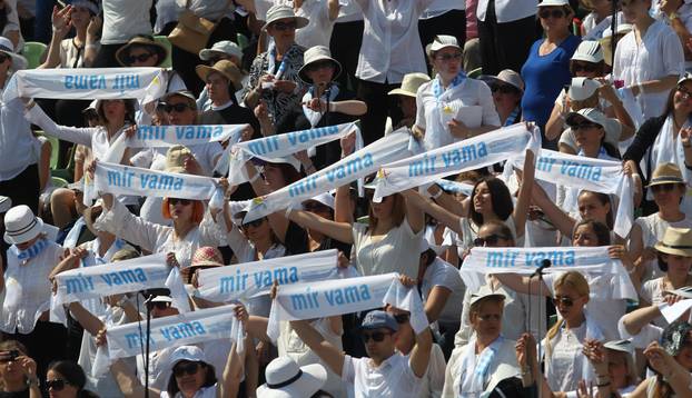 Sarajevo: Brojne zastave iz svih krajeva svijeta hodo?asnici podigli u zrak dok iš?ekuju papu Franju
