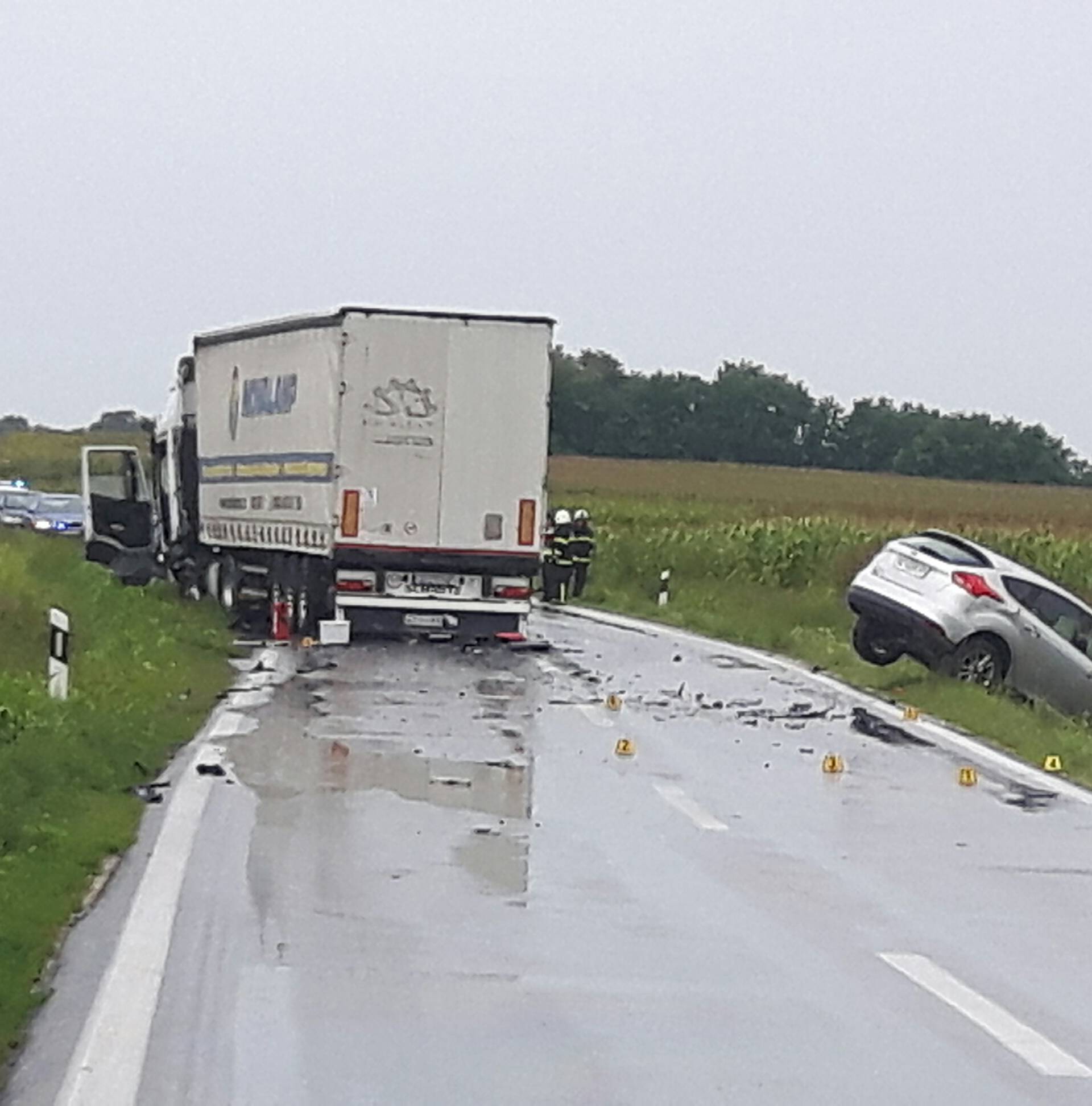 Stravičan sudar kamiona i dva automobila, jedna osoba mrtva