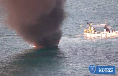 Policija kod Savudrije spasila dvoje ljudi s ribarice u plamenu
