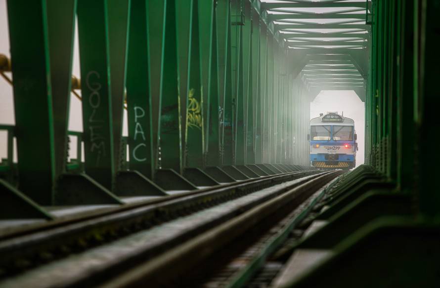 Izlazak sunca nad Dravom i željezničkim mostom u Osijeku