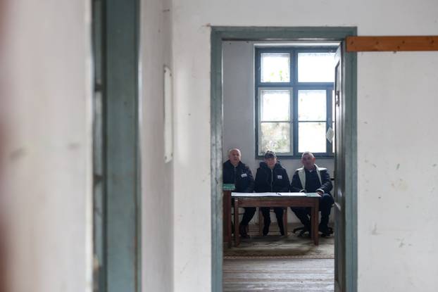 Škola u Željeznom Žumberačkom odavno se ne koristi, ali danas je otvorena zbog izbora