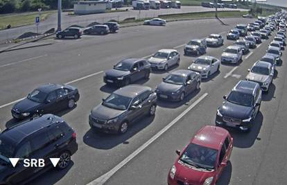Velike gužve na autocestama i granicama, prometna nesreća na Jadranskoj magistrali