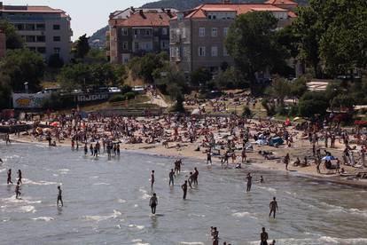 Bačvice su krcate: Partijaneri traže odmor pred novu noć Ultra ludila, Splićani igraju picigin..