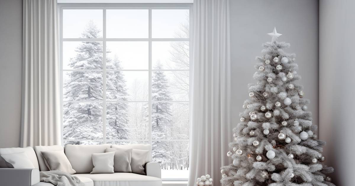 White and pink create an elegant touch for Christmas tree decorating trends