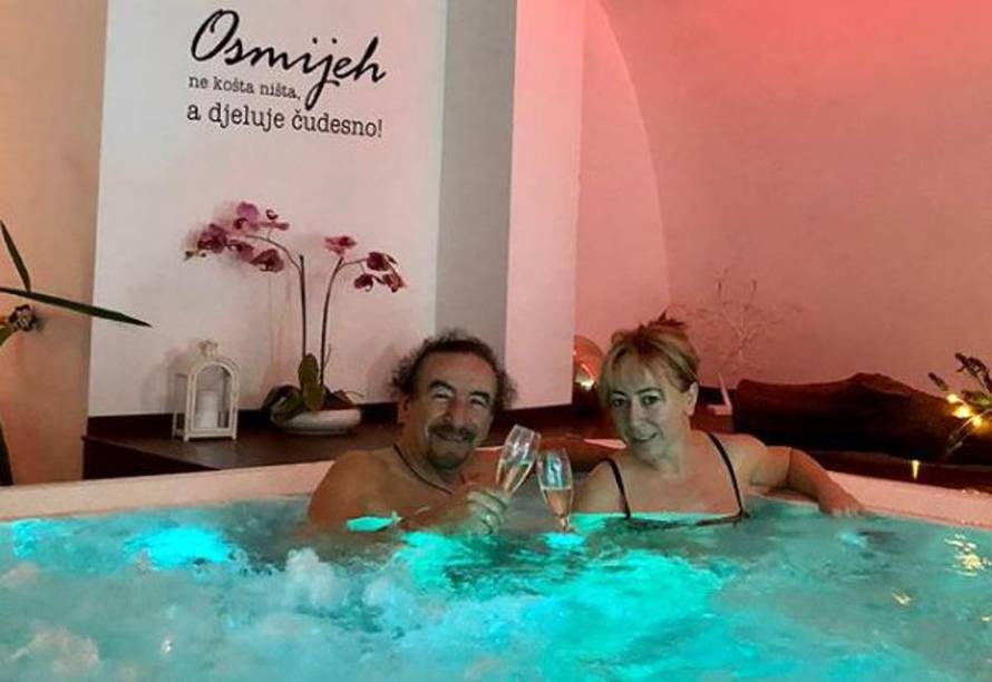 Sve za Ružicu: Bebek supruzi masirao noge za Valentinovo