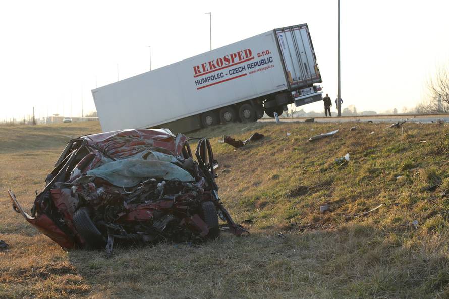 Poginuo u sudaru automobila i šlepera: Cesta D3 je zatvorena