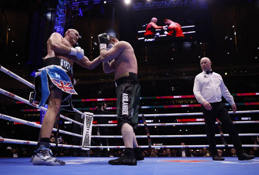 Tyson Fury v Arslanbek Makhmudov