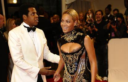 Zbog preuske haljine Beyonce je Jay-Z nosio po stepenicama
