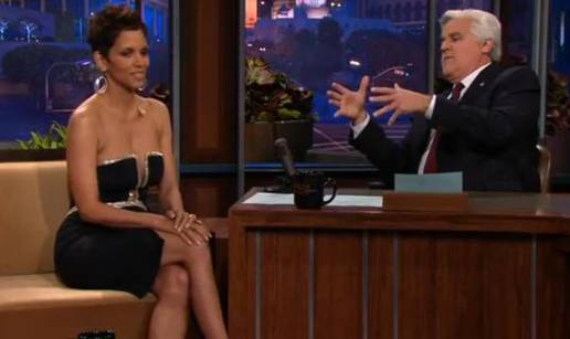 Bježao mu pogled: Jay Leno gledao je u dekolte Halle Berry