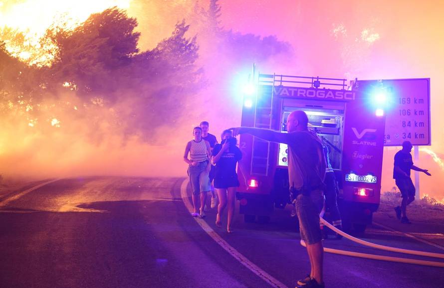 Požar kod Omiša: Evakuiran velik broj turista i mještana, pred vatrogascima je besana noć