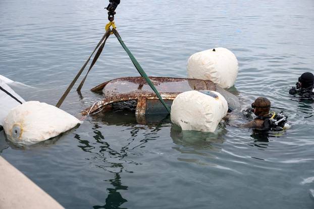 Zadar: Izvlačenje auta koji je 18 godina bio u moru