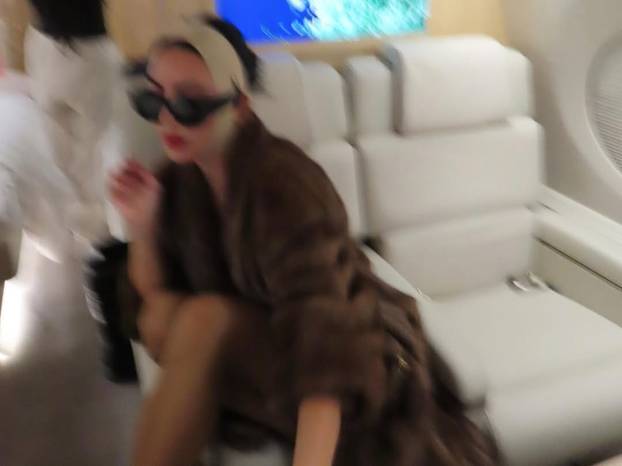 Kim Kardashian u donjem rublju u avionu: Svojim je odjevnim kombinacijama šokirala i ranije
