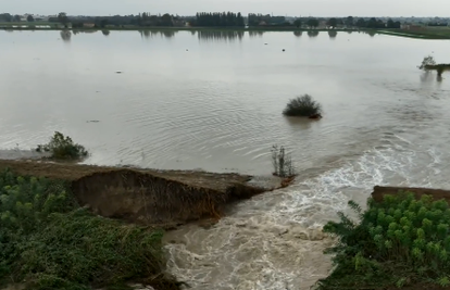 VIDEO: Katastrofalne poplave u Italiji, bujica ubila mladića koji je ostao zarobljen ispod auta