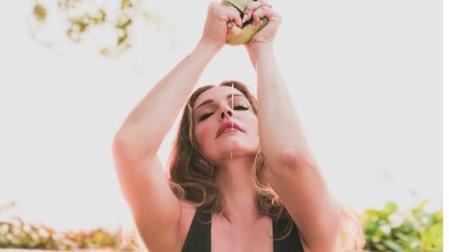 'Slatko voće' Kelly Brook: Seks bomba zavodi bujnim oblinama