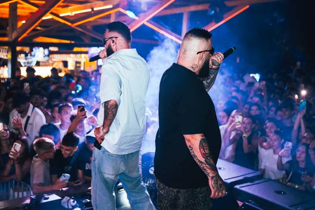 FOTO Klub u Vodicama bio je krcat zbog ovog dvojca, stvorile se gužve za ulaz satima prije...