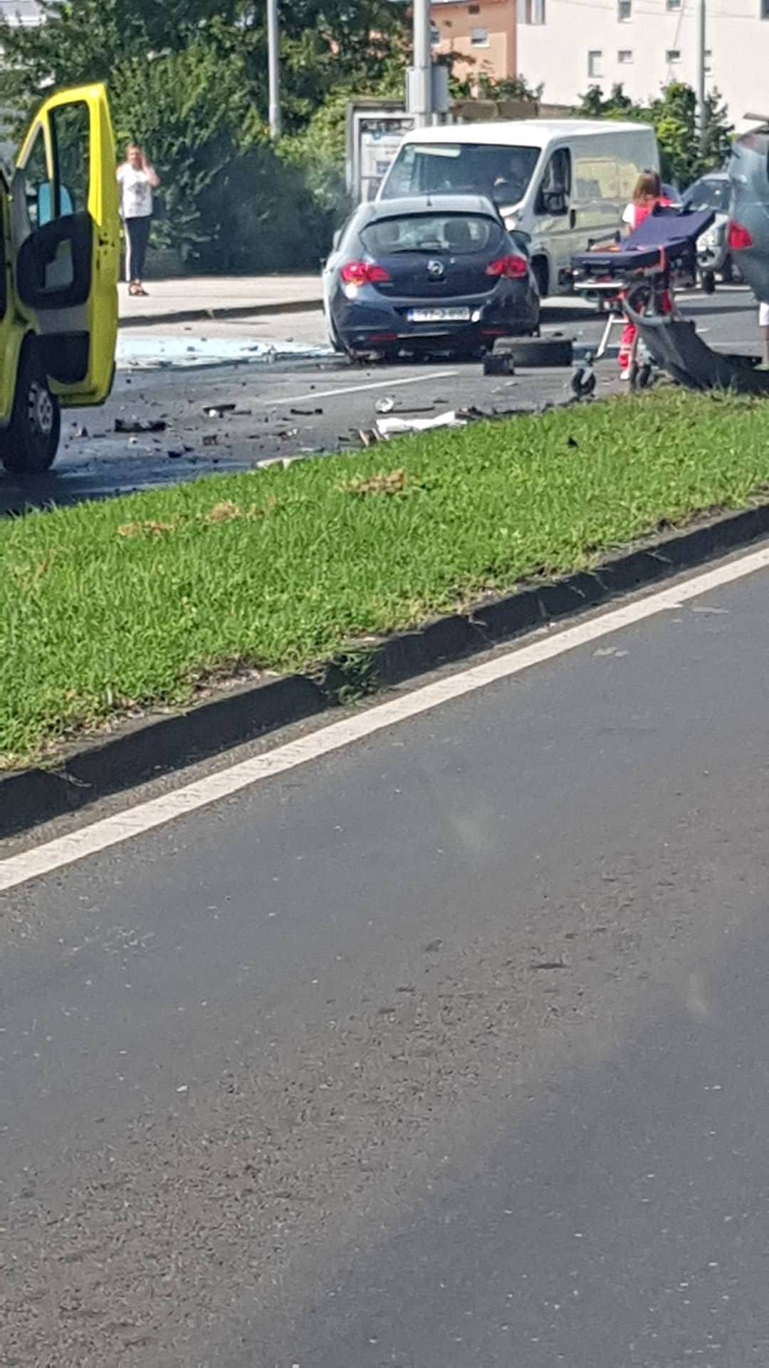 Auto planuo nakon frontalnog sudara, jedan završio u bolnici