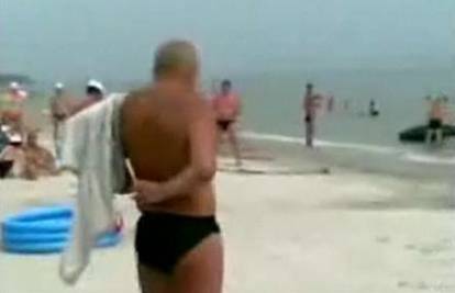 Na plaži je kratke hlače pokušao obući kao košulju