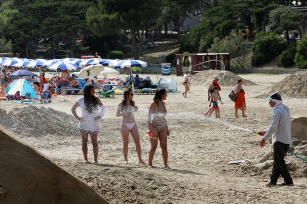 Lopar: Festival skulptura na temu Ratova zbvijezda održan na Rajskoj plaži